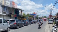 Kepadatan itu terlihat hanya dari arah Simpang 4 Karanglo menuju arah Kota Batu. Sementara untuk arah sebaliknya, terpantau dalam keadaan ramai lancar.  