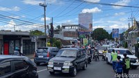 Pantauan detikJatim di lokasi hingga Senin (23/3/2026) siang sekitar pukul 10.54 WIB, antrean kendaraan tampak mengular panjang mulai dari Jalan Raya Perusahaan hingga Jalan Raya Kepuharjo.