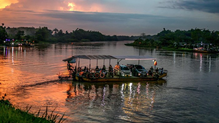 Foto udara perahu penyeberangan melintas di Sungai Brantas di Jatikalen, Nganjuk, Jawa Timur, Minggu (22/3/2026). Pada hari kedua Idul Fitri 1447 Hijriah, perahu penyeberangan yang menghubungkan Kabupaten Nganjuk dengan Kabupaten Jombang itu jumlah pengguna jasanya meningkat dibanding hari biasanya yakni dari sekitar lima ratus kendaraan per hari menjadi seribu kendaraan per hari dengan tarif Rp2 ribu untuk roda dua, Rp5 ribu untuk roda empat, dan untuk penumpang pejalan kaki gratis. ANTARA FOTO/Muhammad Mada/wsj.