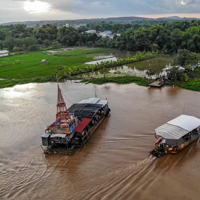 Lonjakan Penyeberangan di Sungai Brantas saat Lebaran