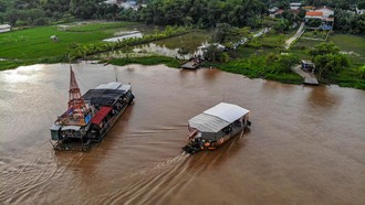 Lonjakan Penyeberangan di Sungai Brantas saat Lebaran