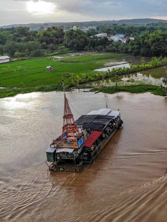 Lonjakan Penyeberangan di Sungai Brantas saat Lebaran