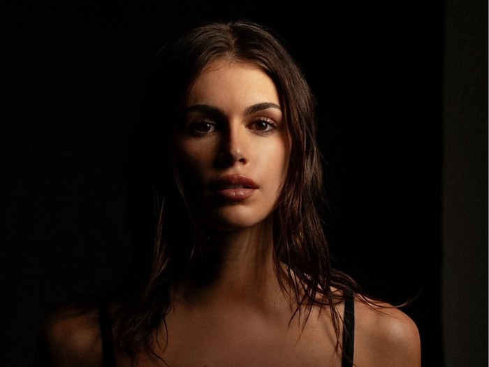 Kaia Gerber jadi bintang iklan sepatu Repetto.