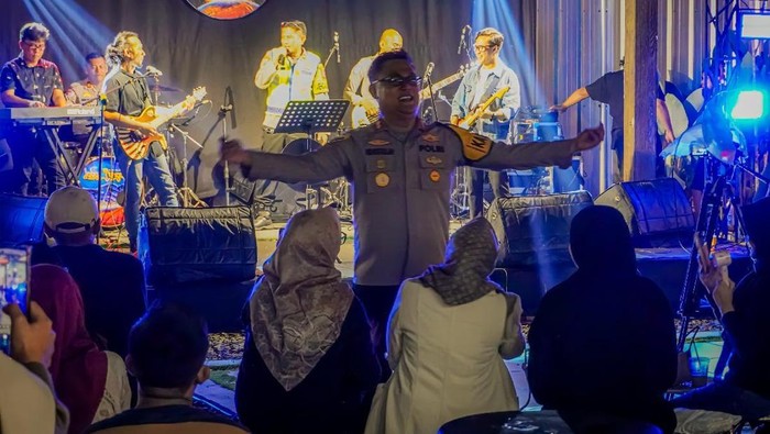 Kapolres Ciamis AKBP Hidayatullah tampil menghibur para pemudik di rest area jalur mudik.