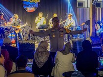 Cara Unik Polres Ciamis Usir Lelah Pemudik: Nyanyi Bareng!