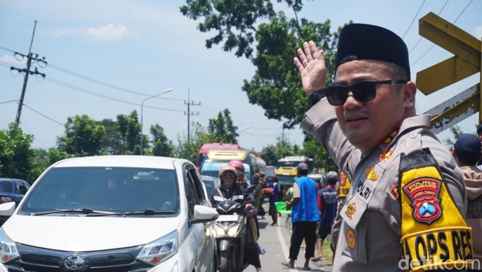 Kapolres Jombang terjun ke lapangan untuk mengurai macet selama arus mudik Lebaran 2026.