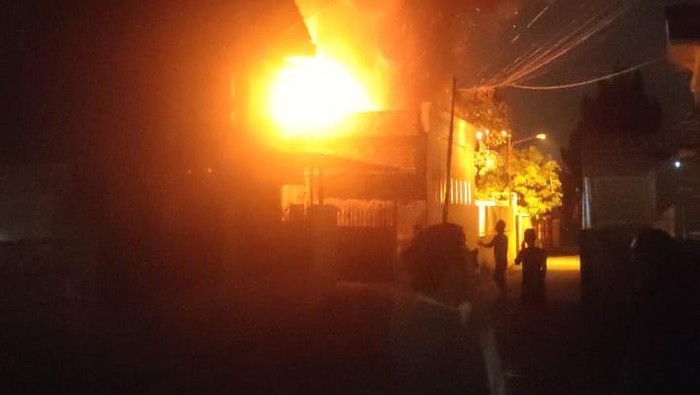 Kebakaran di Palembang sebabkan lima kendaraan hangus