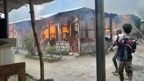 Kebakaran hebat di Ponpes Safinatunnaja NW Repok Oat, Desa Pengadang, Kecamatan Praya Tengah, Lombok Tengah, Senin (23/3/2026). Foto: (Polres Lombok Tengah)