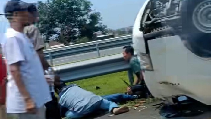Kecelakaan di Tol Gempol-Pasuruan (Gempas). Pikap muat kelapa terguling akibat pecah ban.