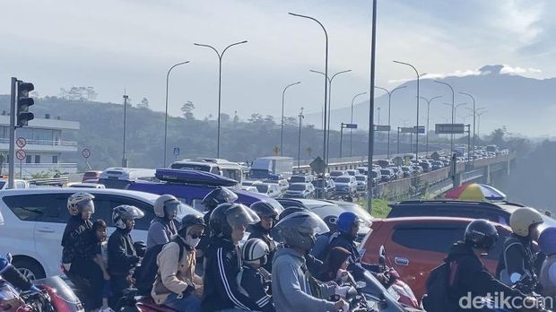 Kemacetan di GT Parungkuda Tol Bocimi, Senin (23/3/2026). ScreenshotKemacetan di GT Parungkuda Tol Bocimi, Senin (23/3/2026).