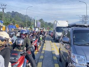GT Parungkuda Tol Bocimi Macet Total, Kendaraan Nyaris Tak Bergerak
