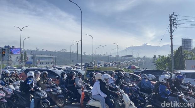 Kemacetan di jalur arteri Parungkuda, Kabupaten Sukabumi Kemacetan di jalur arteri Parungkuda, Kabupaten Sukabumi