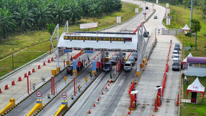 Kendaraan saat melintas melalui gerbang tol Kisaran. (Foto: Dok HK).