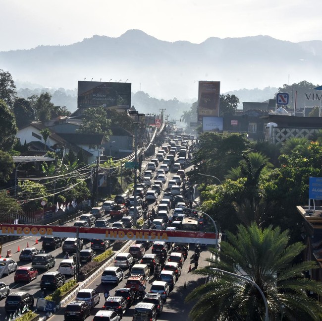 Ribuan Kendaraan Padati Jalur Puncak, Sistem Satu Arah Diberlakukan