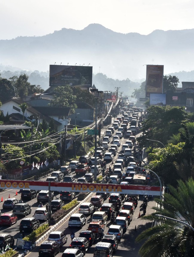 Ribuan Kendaraan Padati Jalur Puncak, Sistem Satu Arah Diberlakukan