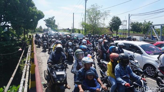 Kepadatan lalu lintas terjadi di Jalan Raya Bandar Kedung Mulyo, Jombang. Kendaraan dialihkan.