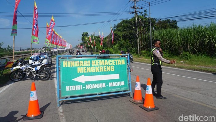 Kepadatan lalu lintas terjadi di Jalan Raya Bandar Kedung Mulyo, Jombang. Kendaraan dialihkan