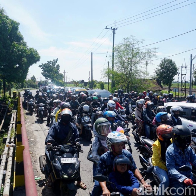 H+2 Lebaran Jalur Arteri Jombang Macet 1 KM