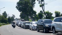 Sedangkan, dari arah Kediri ke Jombang kepadatan kendaran hingga Simpang Mengkreng atau sekitar 1,6 Km. Namun, kendaraan dari kedua arah tersebut masih bisa berjalan.
