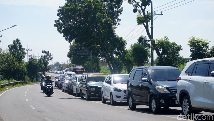 Kepadatan lalu lintas terjadi di Jalan Raya Bandar Kedung Mulyo, Jombang. Kendaraan dialihkan