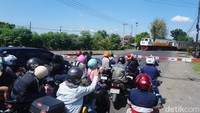 Kendaraan yang dari arah Kediri menuju Exit Tol Tembelang mulai terlihat arus balik. Sedangkan dari arah sebaliknya, masih terlihat banyak pemudik lokal.