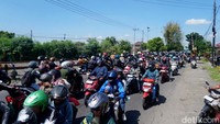 Kemacetan terjadi pada dua arah dari Jombang menuju Kediri maupun sebaliknya di Rel KA Bandar Kedungmulyo pukul 09.20 WIB. Dari arah Jombang menuju Kediri di Rel KA Bandar Kedungmulyo, kepadatan kendaraan mengular sekitar 1 Km.
