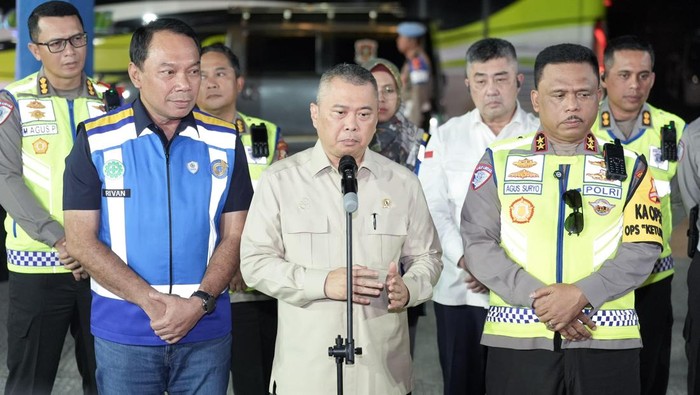 (Kiri-Kanan) Dirut Jasa Marga, Direktur Utama PT Jasa Marga (Persero) Tbk Rivan A. Purwantono; Menteri Perhubungan, Dudy Purwagandhi; Kakorlantas Polri Irjen Pol, Agus Suryonugroho.