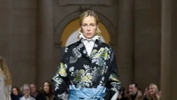 Foto: Erdem Fall 2026, Saat Muse Ikonis 'Berbicara' Lewat Busana