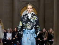 Foto: Erdem Fall 2026, Saat Muse Ikonis Berbicara Lewat Busana