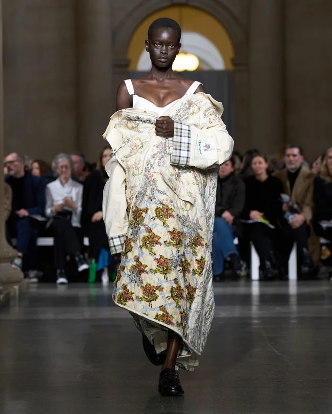 Teknik patchwork kain, fringe berkilau, pita besar di bahu, hingga hiasan kristal yang padat menciptakan siluet yang dramatis dan mencuri perhatian. Meski begitu, Erdem tetap menyisipkan elemen kejutan. (Foto: Dok. Erdem)