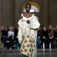 Teknik patchwork kain, fringe berkilau, pita besar di bahu, hingga hiasan kristal yang padat menciptakan siluet yang dramatis dan mencuri perhatian. Meski begitu, Erdem tetap menyisipkan elemen kejutan. (Foto: Dok. Erdem)