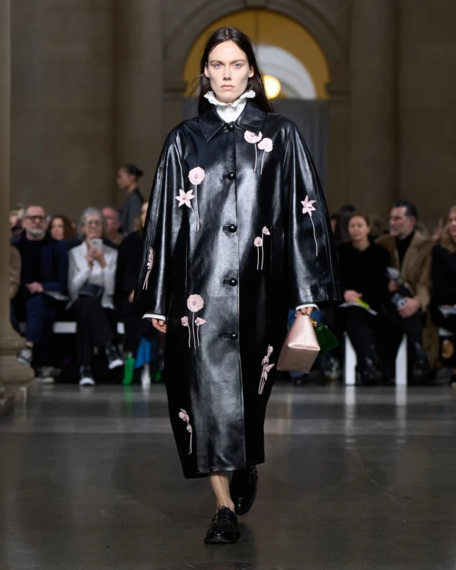 Salah satunya adalah padu padan bra top dengan jeans bergaya boyish, sentuhan kasual yang kontras dengan elemen historis seperti rok pannier dan kerah bergaya Elizabethan. Gaya ini menjadi kilas balik ke koleksi kelulusannya di Royal College of Art, sekaligus memberi nuansa segar pada keseluruhan tampilan. (Foto: Dok. Erdem)