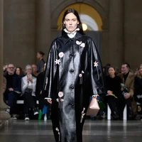 Salah satunya adalah padu padan bra top dengan jeans bergaya boyish, sentuhan kasual yang kontras dengan elemen historis seperti rok pannier dan kerah bergaya Elizabethan. Gaya ini menjadi kilas balik ke koleksi kelulusannya di Royal College of Art, sekaligus memberi nuansa segar pada keseluruhan tampilan. (Foto: Dok. Erdem)