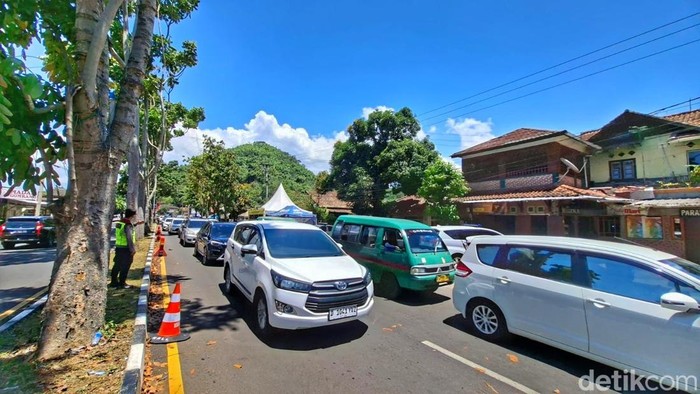 Kondisi arus lalu lintas pertigaan Sadu, Soreang, Kabupaten Bandung