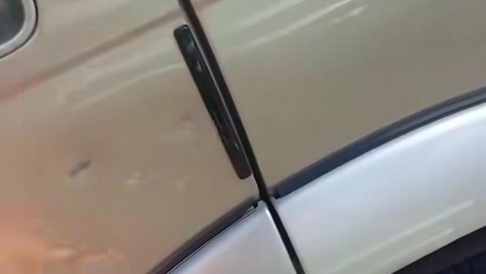 Kondisi mobil pengendara yang mengaku dilempar OTK. (Foto: dok. media sosial)