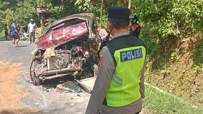 Kondisi mobil rombongan wisatawan yang kecelakaan di Jalan Sokawera-Wijahan, Desa Alasmalang, Kemranjen, Banyumas, Senin (23/3/2026).