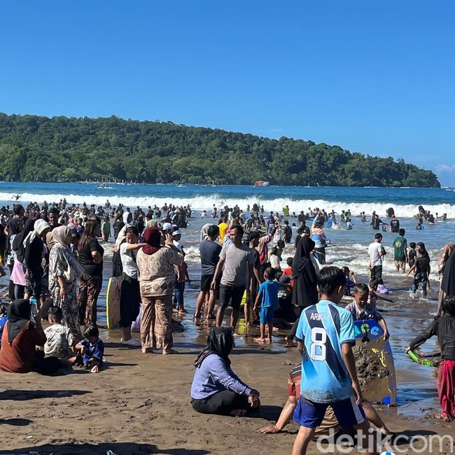 Lautan Manusia di Pangandaran Saat H+2 Lebaran