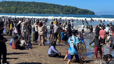 Lautan Manusia di Pangandaran Saat H+2 Lebaran