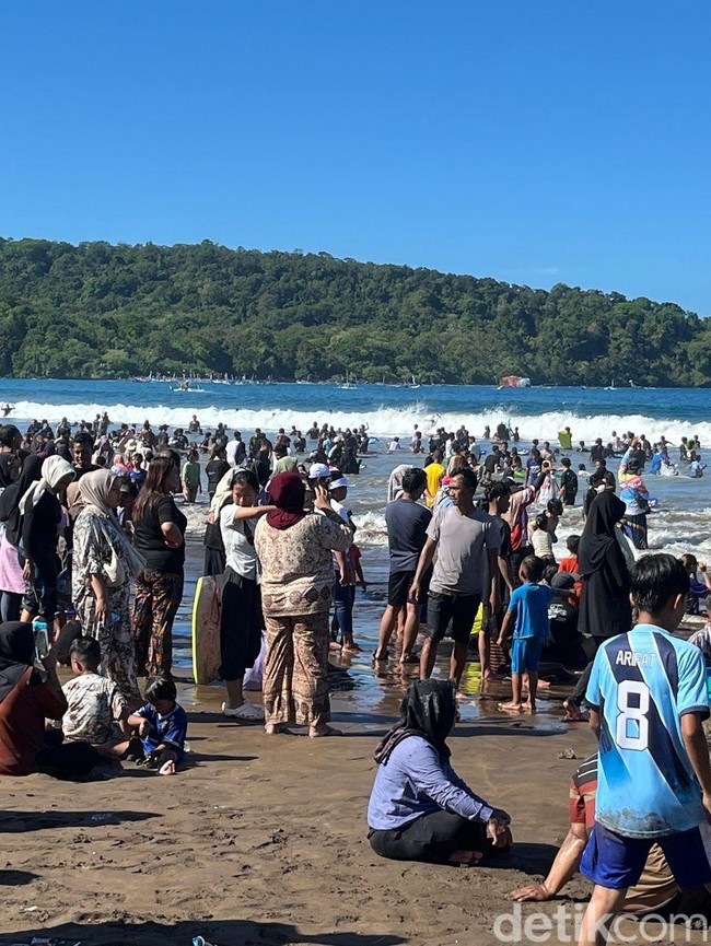 Lautan Manusia di Pangandaran Saat H+2 Lebaran