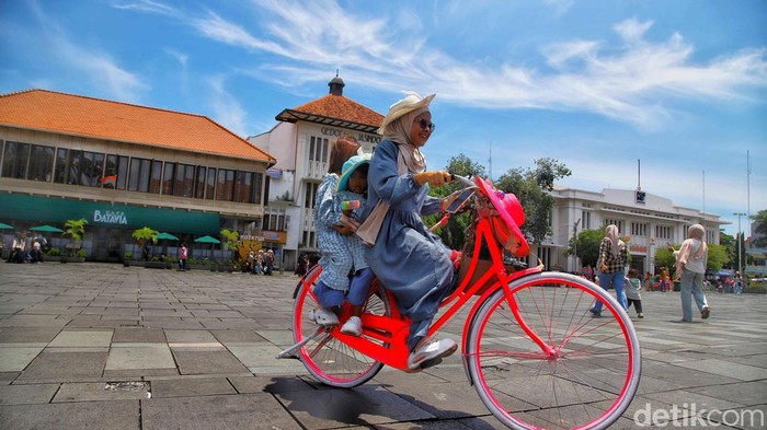 Wisatawan memadati Kota Tua Jakarta, Senin (23/3/2026).