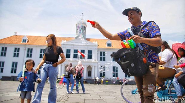 Wisatawan memadati Kota Tua Jakarta, Senin (23/3/2026).