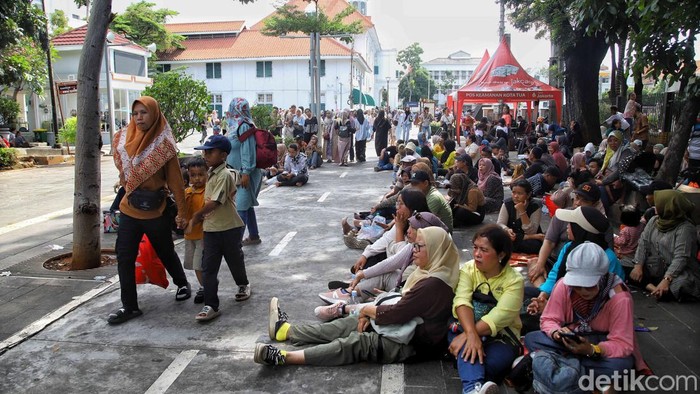 Wisatawan memadati Kota Tua Jakarta, Senin (23/3/2026).