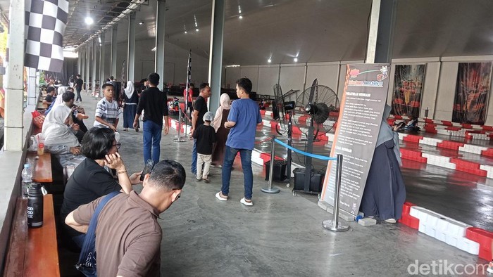 Warga di Medan saat berlibur di Mal Manhattan