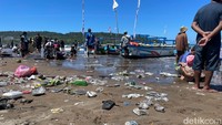 Akibat ramainya wisatawan, sampah berserakan di pesisir Pantai Pangandaran.