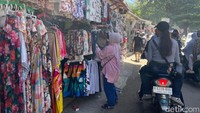 Toko-toko pakaian juga tak luput diserbu