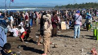 Sejumlah wisatawan memenuhi pos 1 dan 3 pantai Barat Pangandaran pada Senin (22/3/2026). Mereka melakukan beragam aktivitas mulai dari berenang, berkuda, main bugi hingga menikmati suasana pantai.