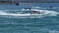 Aktivitas wisatawan yang melakukan aktivitas wahana air ramai di Pantai Timur. Mereka menyewa jasa banan boat, jetsky hingga padel dan berlayar mengelilingi pantai timur Pangandaran menggunakan perahu wisata.