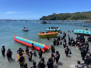 Duka di Balik Ramainya Libur Lebaran Pangandaran