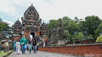 Target tersebut meningkat dibandingkan tahun sebelumnya seiring tingginya minat wisata masyarakat.