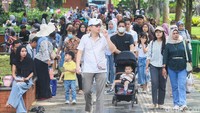 Meski cuaca terik, para pengunjung sangat antusias untuk mencoba berbagai aktivitas di TMII.